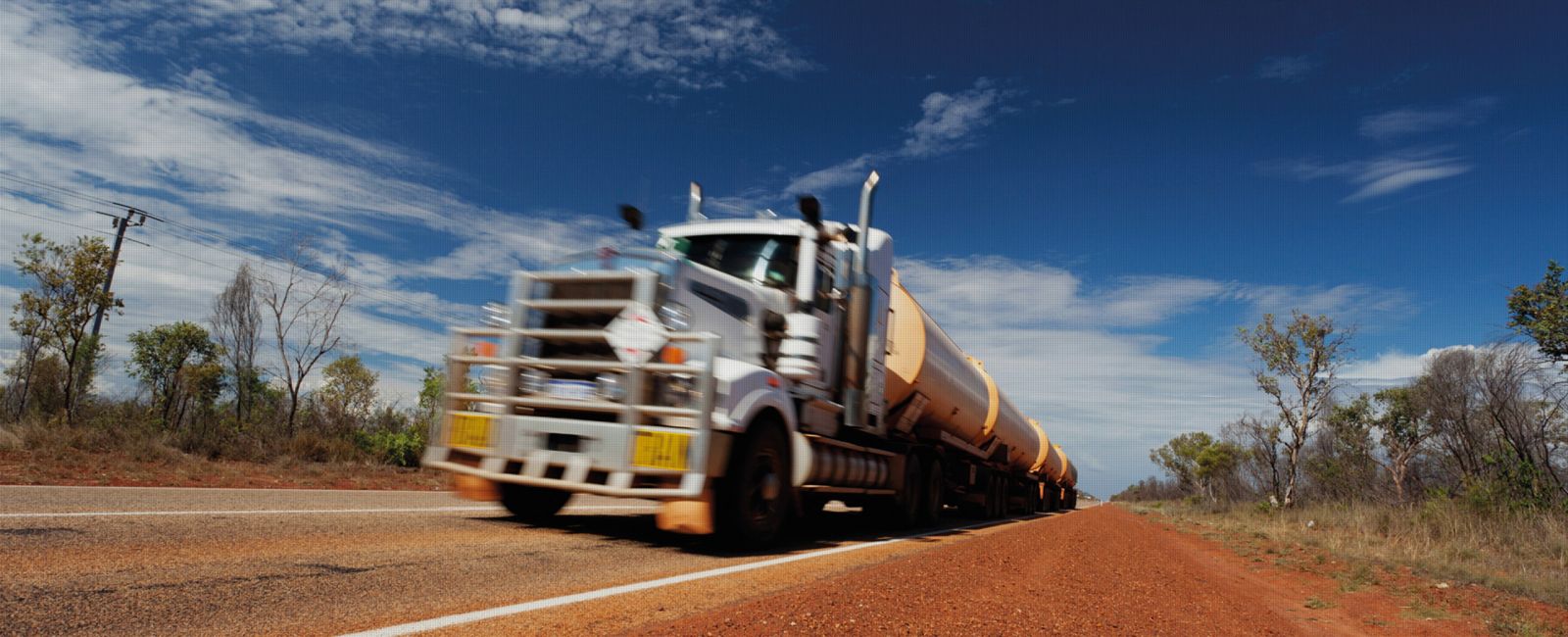 Industrie-LKW auf der Straße – DIEFLEX liefert Industrieschläuche